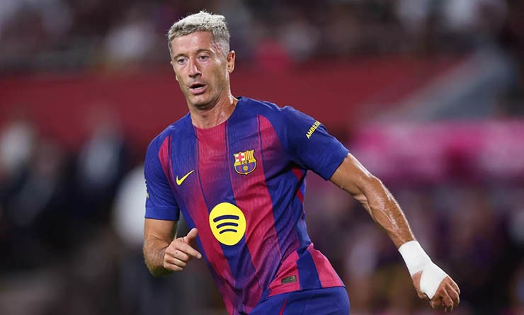 Lewandowski có thể rời Barca hè này