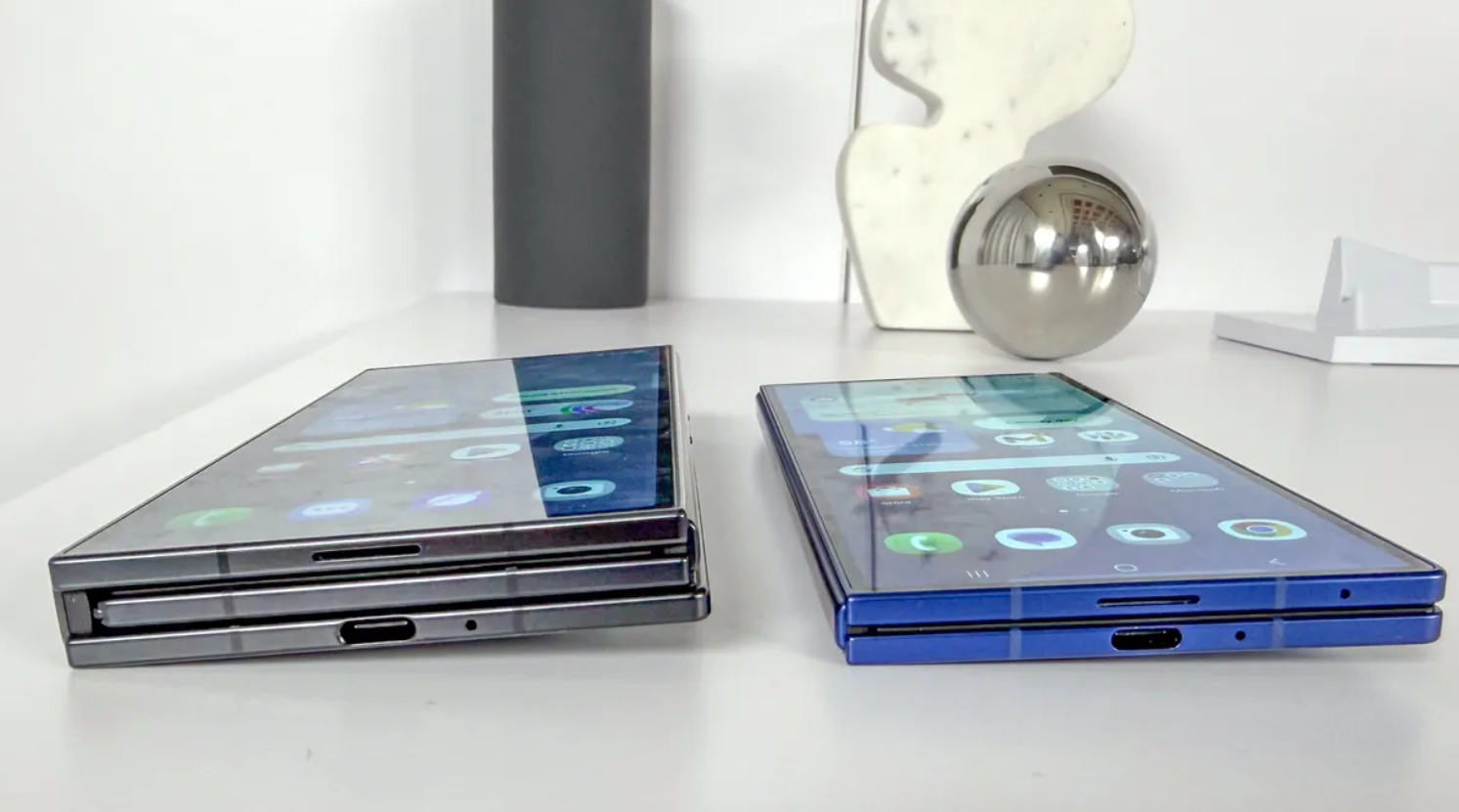 Galaxy Z TriFold (bên trái) dày hơn đáng kể so với Galaxy Z Fold 7 (bên phải).