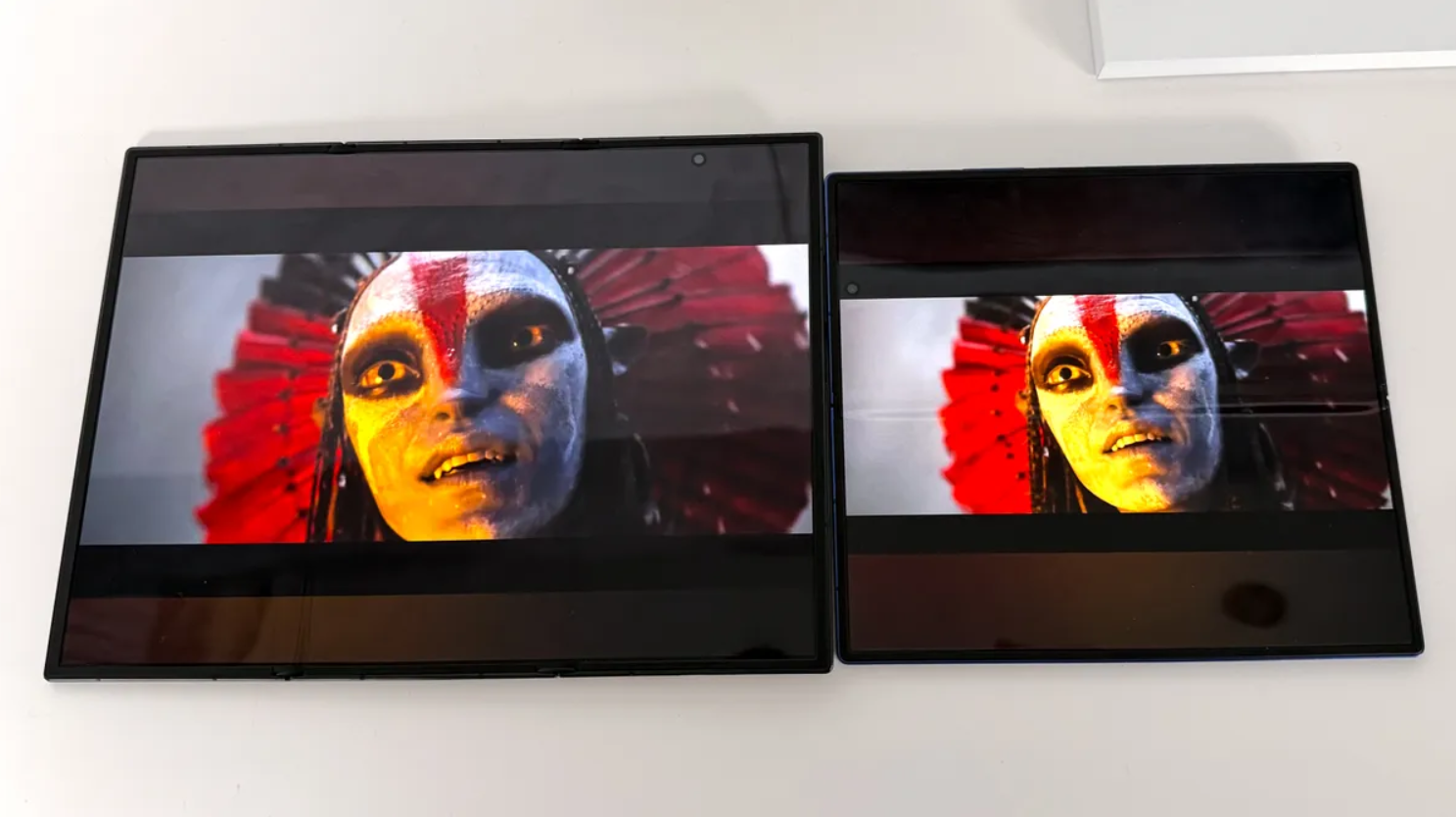 Galaxy Z TriFold (bên trái) và Galaxy Z Fold 7 (bên phải).