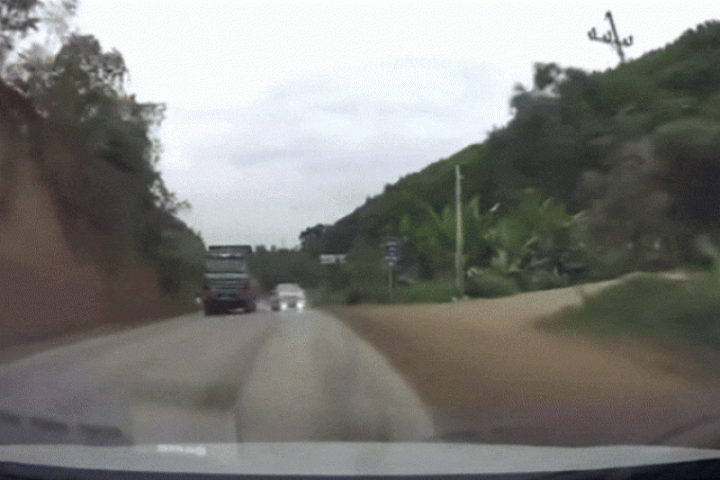 Xe 7 chỗ lấn làn vượt ẩu, tông nát đầu ô tô đối diện