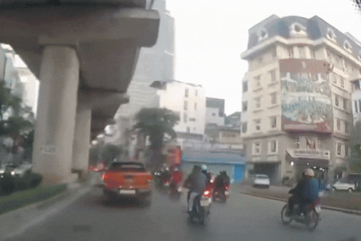 Xe máy vượt ẩu trượt ngã vào gầm ô tô bán tải