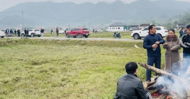 "Cò đất" ùn ùn đổ về, ô tô đậu kín đường làng sau thông tin đề xuất khu công nghiệp VSIP 4