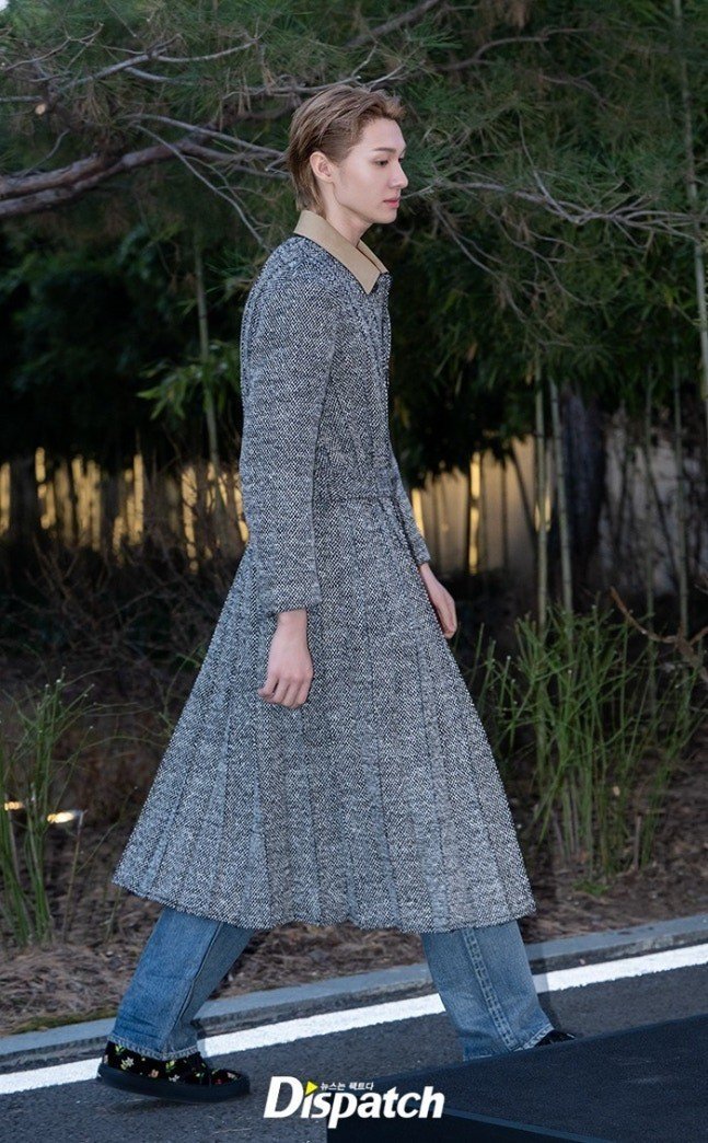 Thành viên Martin bảnh bao khi diện áo khoác dài và quần jeans. Anh thu hút phái nữ bằng vóc dáng chuẩn người mẫu.