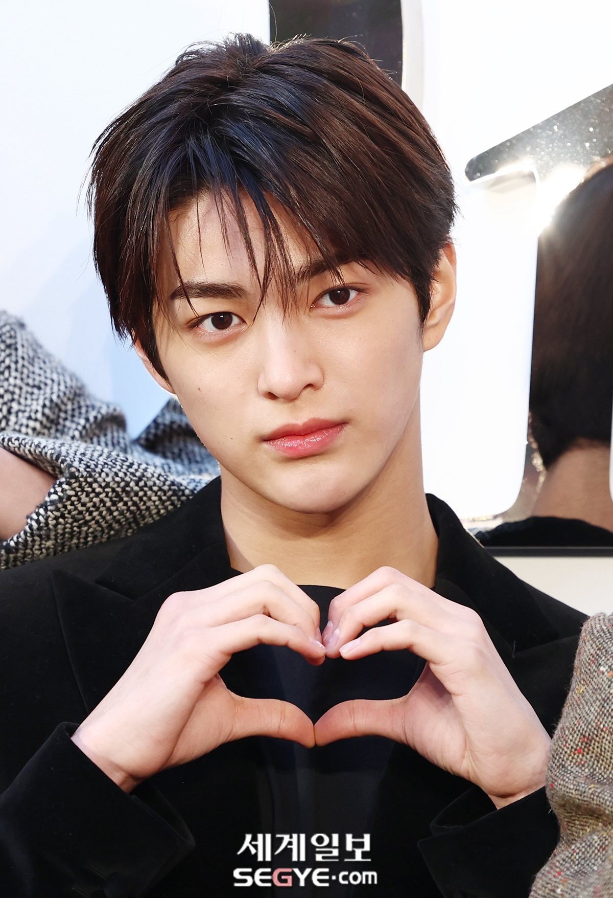 Vẻ ngoài hút mắt của Keonho, em út nhóm Cortis. Nam thần tượng mới sinh năm 2009, ngoại hình được ví như "như xé truyện bước ra".