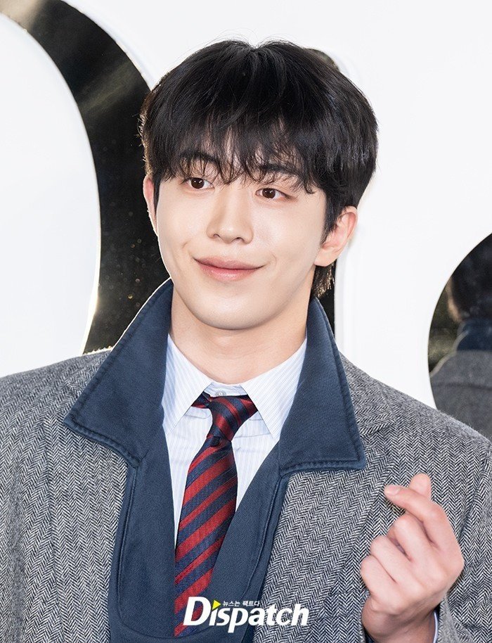 Diện mạo của Nam Joo Hyuk nổi bật không kém các ca sĩ thần tượng.