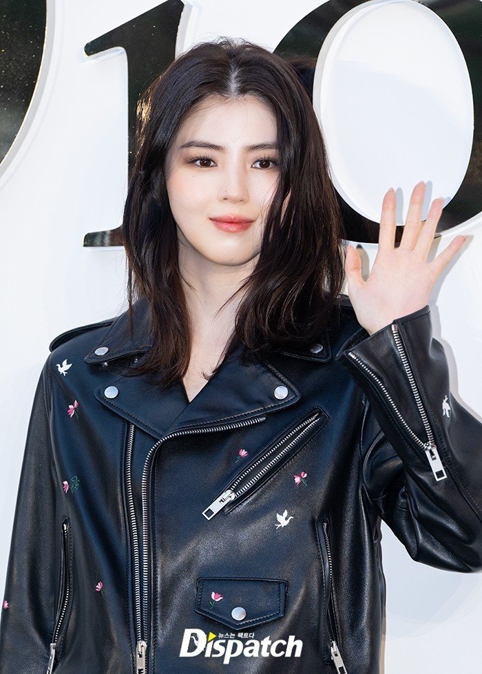 Báo Hàn khen ngợi Han So Hee có vẻ đẹp tựa nữ thần khi đến sự kiện. Cô chọn trang phục đơn giản với áo khoác da, quần jeans, khoe phong cách cá tính, cuốn hút.