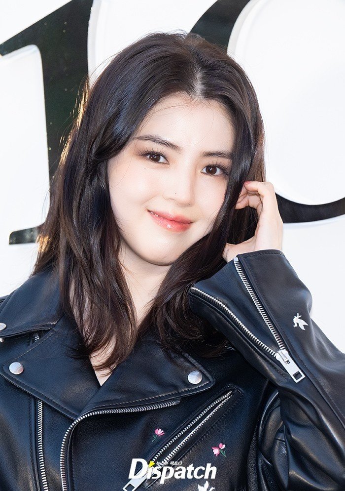 Báo Hàn khen ngợi Han So Hee có vẻ đẹp tựa nữ thần khi đến sự kiện. Cô chọn trang phục đơn giản với áo khoác da, quần jeans, khoe phong cách cá tính, cuốn hút.