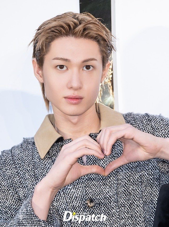 Thành viên Martin bảnh bao khi diện áo khoác dài và quần jeans. Anh thu hút phái nữ bằng vóc dáng chuẩn người mẫu.