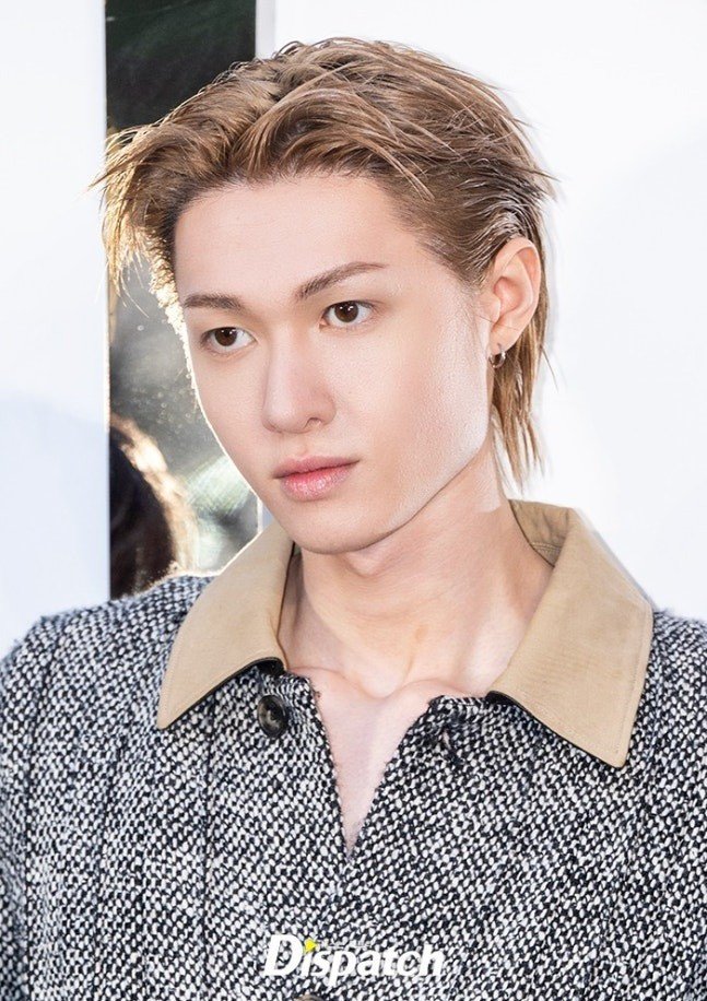 Thành viên Martin bảnh bao khi diện áo khoác dài và quần jeans. Anh thu hút phái nữ bằng vóc dáng chuẩn người mẫu.