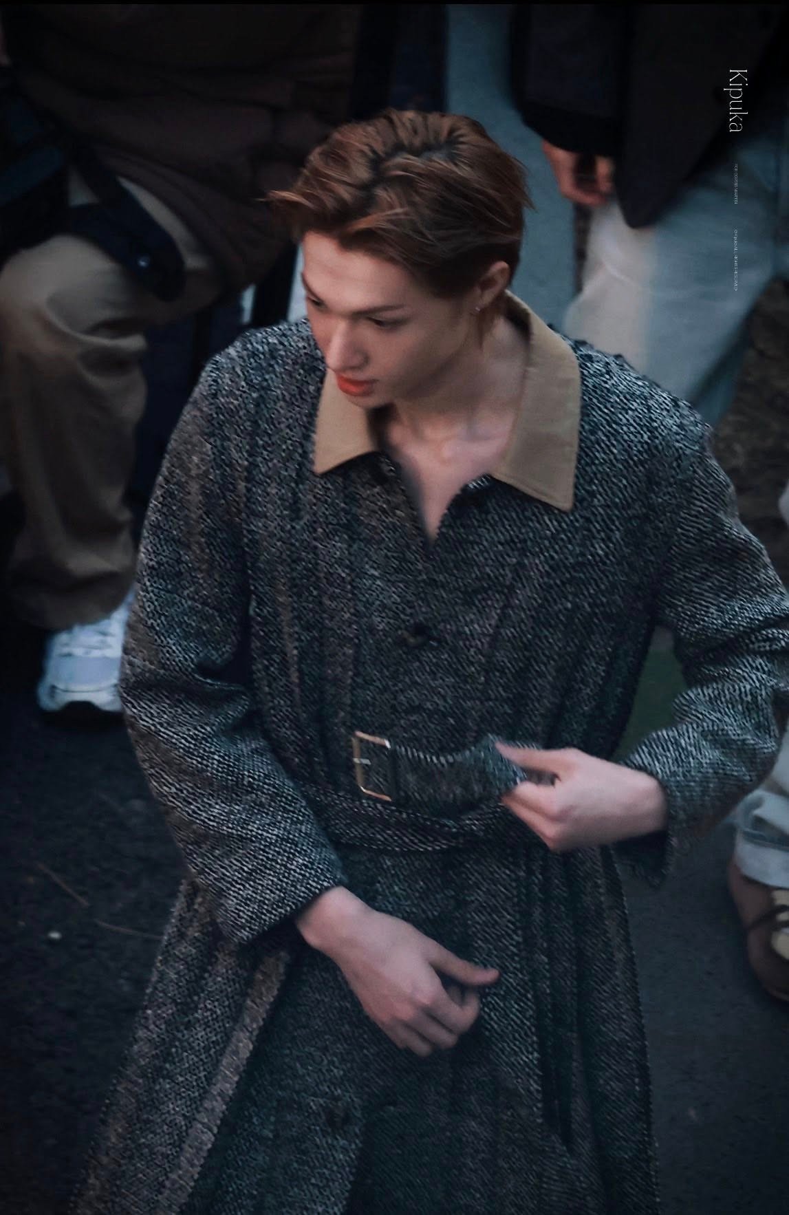 Thành viên Martin bảnh bao khi diện áo khoác dài và quần jeans. Anh thu hút phái nữ bằng vóc dáng chuẩn người mẫu.