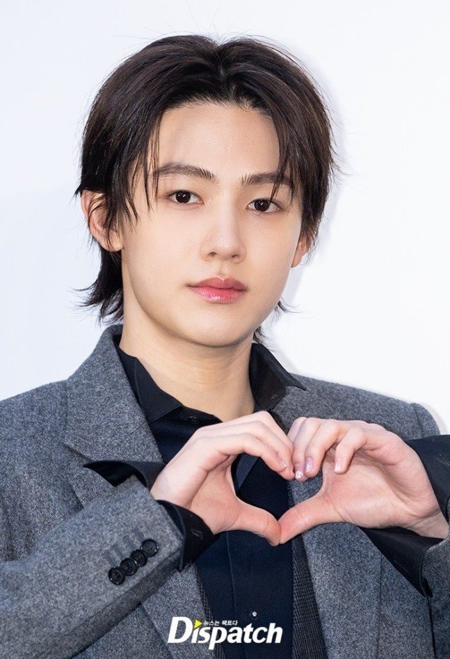 Seonghyeon xuất hiện với áo khoác xám kết hợp cùng quần jeans, tạo nên phong cách lịch lãm, trẻ trung.