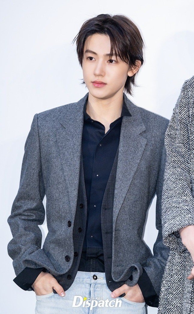 Seonghyeon xuất hiện với áo khoác xám kết hợp cùng quần jeans, tạo nên phong cách lịch lãm, trẻ trung.