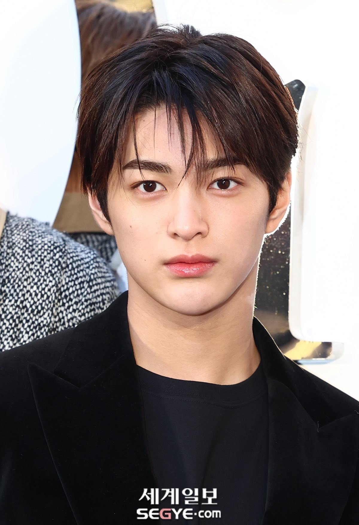 Vẻ ngoài hút mắt của Keonho, em út nhóm Cortis. Nam thần tượng mới sinh năm 2009, ngoại hình được ví như "như xé truyện bước ra".