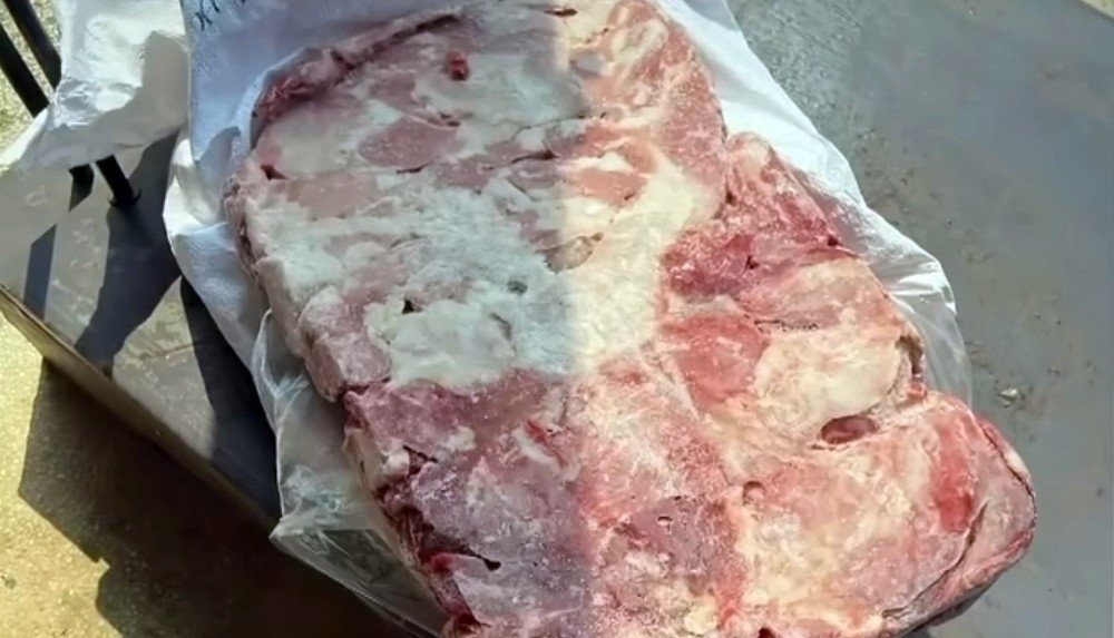 Lực lượng chức năng lấy mẫu thịt lợn để kiểm định.