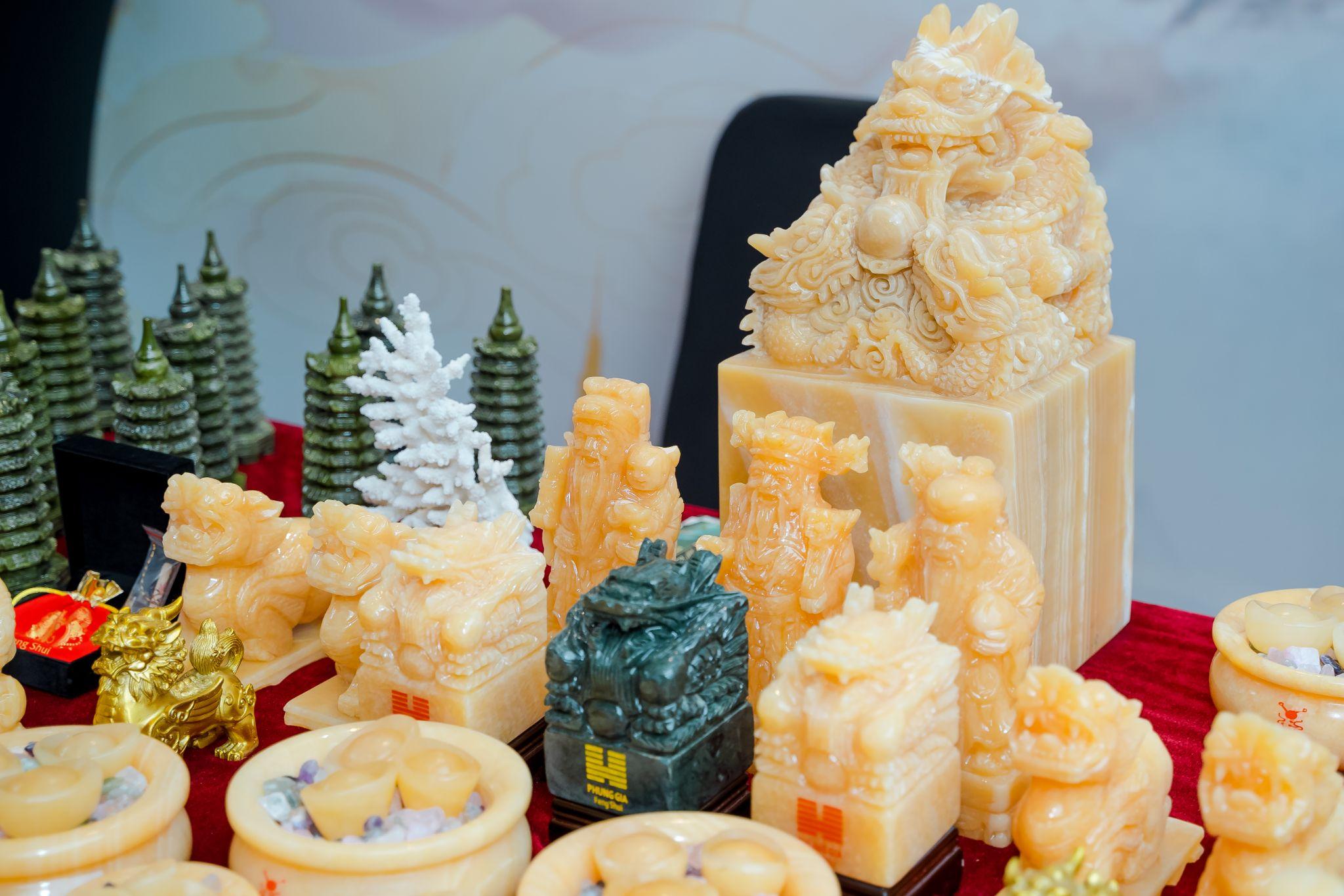 Vật phẩm phong thủy cộng hưởng cùng không gian làm việc sẽ giúp con người có tâm lý thoải mái, từ đó phát huy tư duy sáng tạo