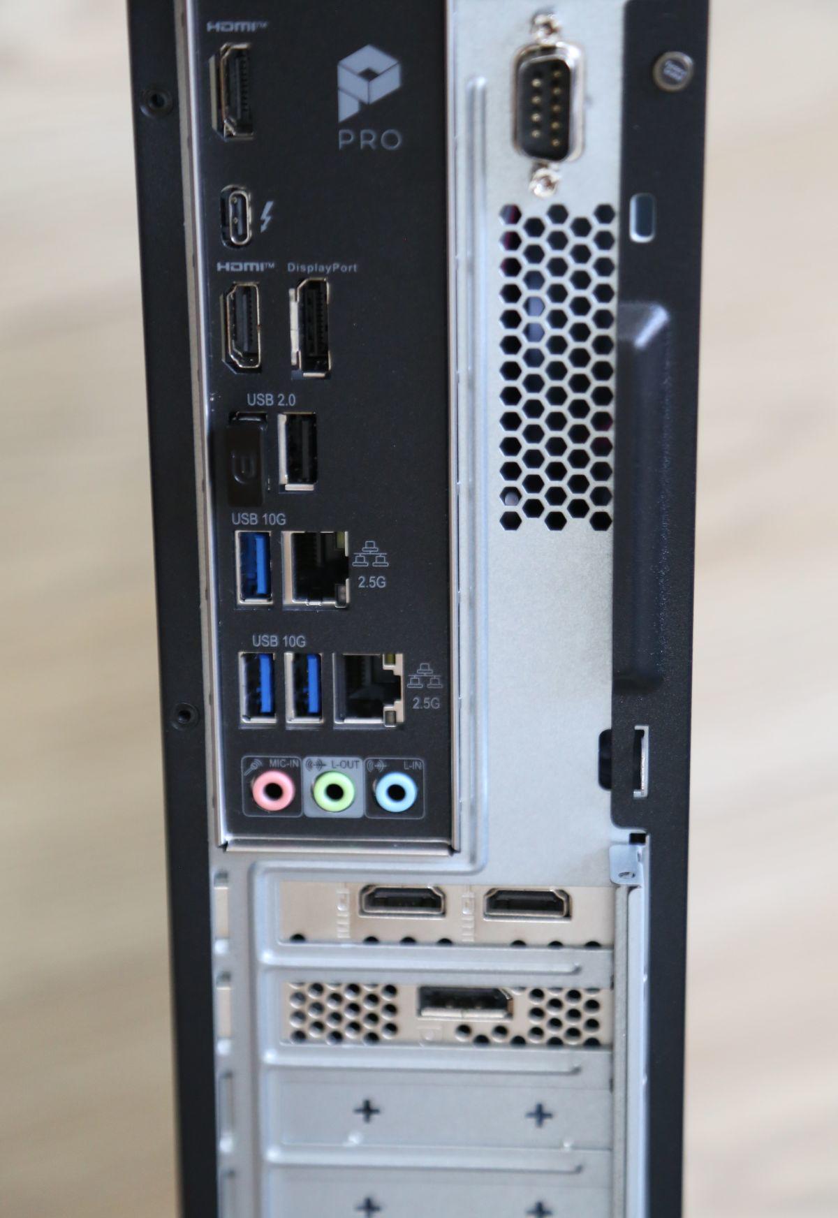 Loạt cổng kết nối tốc độ cao từ LAN&nbsp;cho tới Thunderbolt và&nbsp;USB.