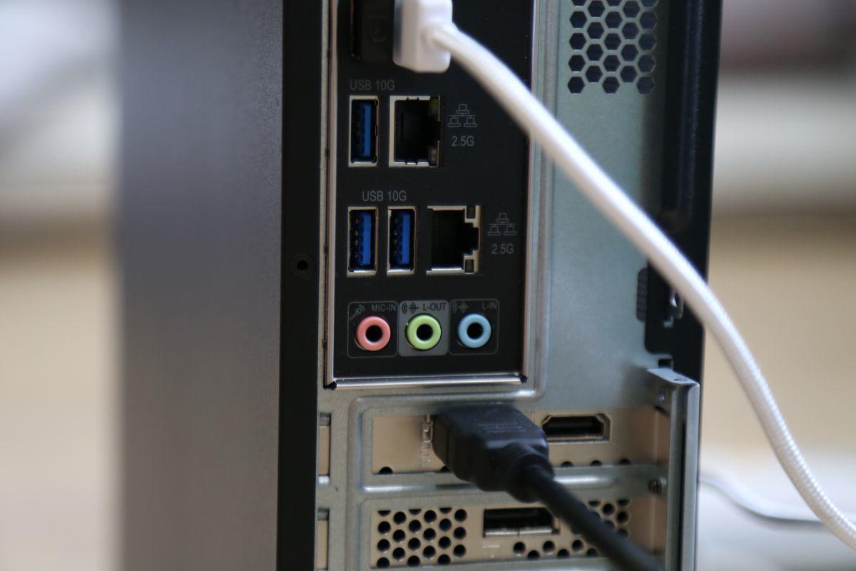 Loạt cổng kết nối tốc độ cao từ LAN&nbsp;cho tới Thunderbolt và&nbsp;USB.