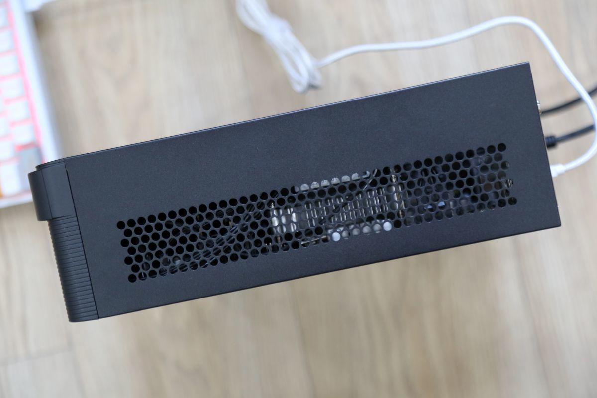 Các lỗ thoát&nbsp;nhiệt được thiết kế khắp ở&nbsp;mặt trên và mặt bên.