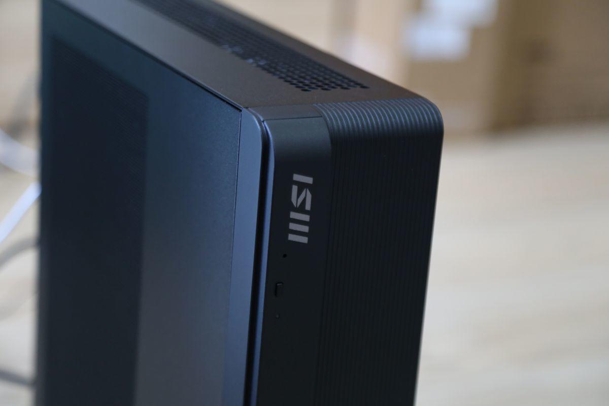 Các lỗ thoát&nbsp;nhiệt được thiết kế khắp ở&nbsp;mặt trên và mặt bên.