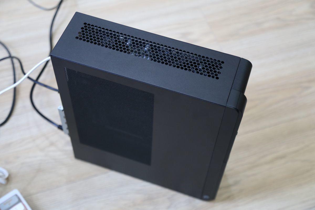 Các lỗ thoát&nbsp;nhiệt được thiết kế khắp ở&nbsp;mặt trên và mặt bên.