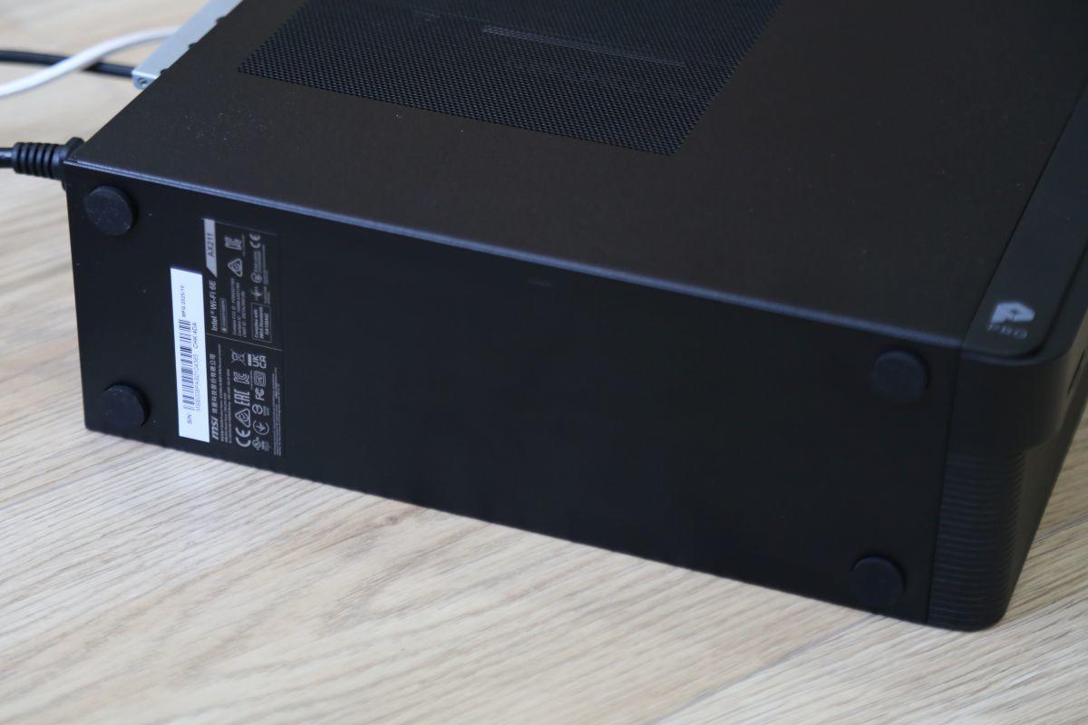 Các lỗ thoát&nbsp;nhiệt được thiết kế khắp ở&nbsp;mặt trên và mặt bên.