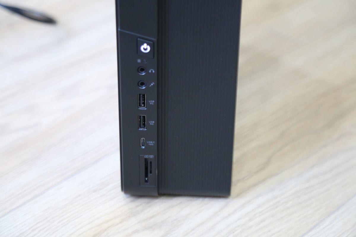 Hệ thống nút bấm và cổng kết nối phía trước.