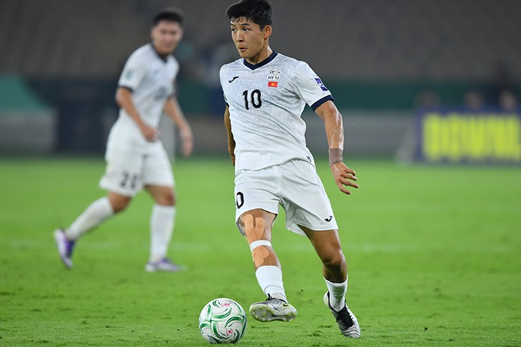 Sharshenbekov nhận thẻ đỏ và bị treo giò ở trận gặp U23 Việt Nam.