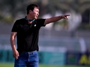 HLV Kim Sang Sik tiết lộ về áo đen may mắn, sự thật sau hình ảnh Đình Bắc ăn táo