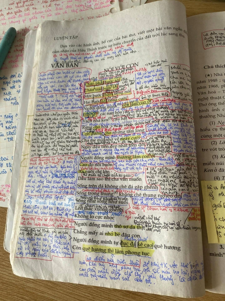 Trang sách ngữ Văn được "lấp đầy" bởi những dòng ghi chú.