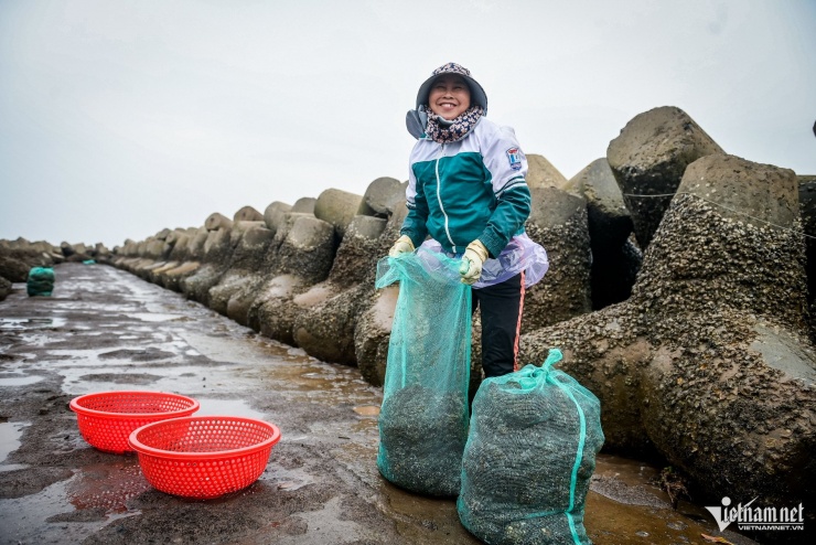 Lội nước lạnh buốt săn 'lộc trời’ ở Ninh Bình, mỗi chiều kiếm tiền triệu - 3