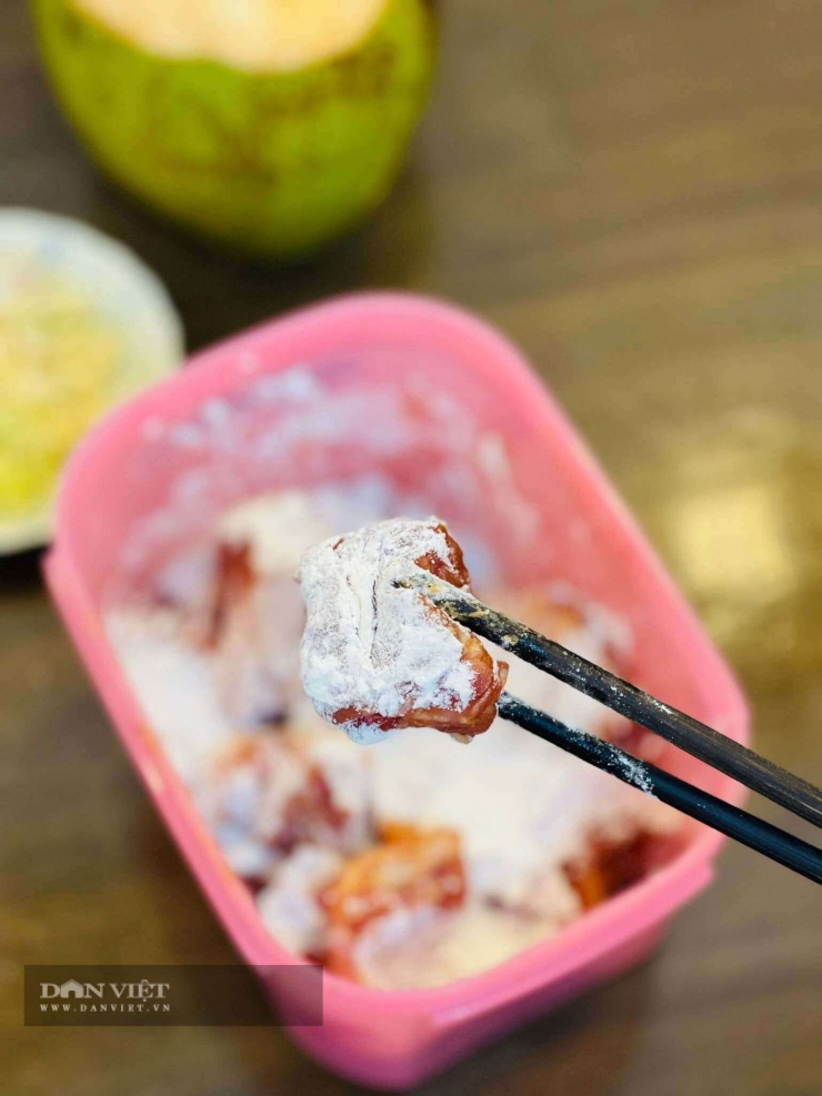 Cách làm sườn rim nước dừa: Áo 1 lớp bột năng