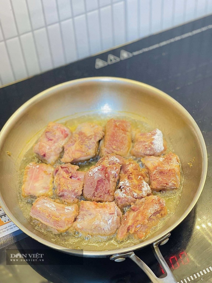 Cách làm sườn rim nước dừa: Rán vàng đều 2 mặt