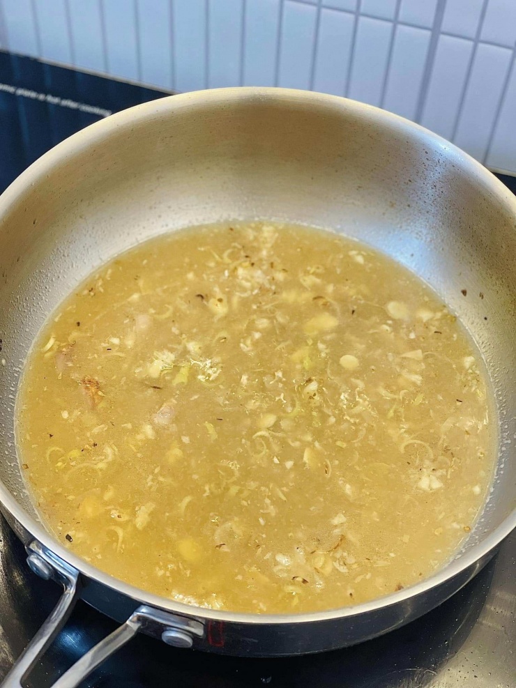 Cách làm sườn rim nước dừa: Đun hỗ hợp sốt và hành tỏi sả đã phi thơm