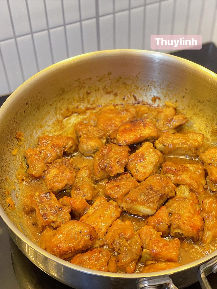 Cách làm sườn rim nước dừa: Sau đó sẽ cho sườn vào đun tiếp đến khi cạn nước, miếng sườn mềm