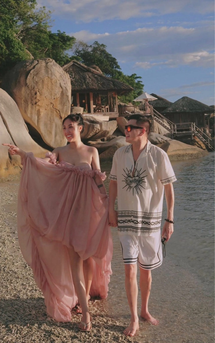 Trong các chuyến nghỉ dưỡng, cô ưu tiên những bộ đầm maxi bằng voan dáng freesize, cắt xẻ ở vai, chân, vừa tạo sự thoải mái, vừa tôn hình thể.