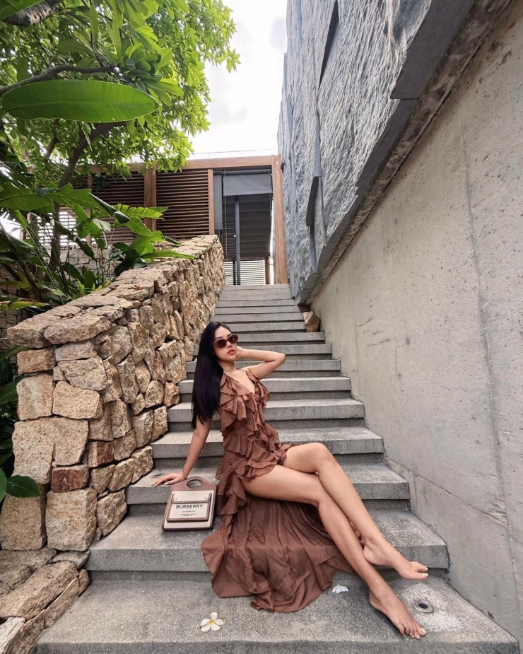 Người đẹp tạo dáng trong khu nghỉ với đầm xếp bèo - xu hướng hot theo phong cách thập niên 2000, túi Burberry.