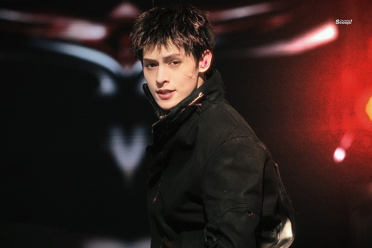 Một số báo quốc tế như Rolling Stone, Vogue gọi James là thần đồng vũ đạo vì anh từng tham gia biên đạo bài nhảy cho một số nghệ sĩ cùng công ty. Năm 2023, James làm vũ công minh họa trên sân khấu bài hát Seven của đàn anh Jungkook (BTS). Ảnh: X/ Scoop!