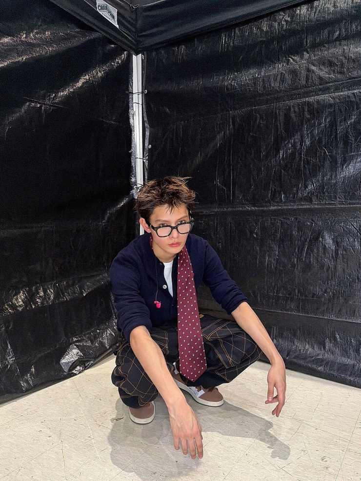 Ca sĩ cao khoảng 1,78 m.