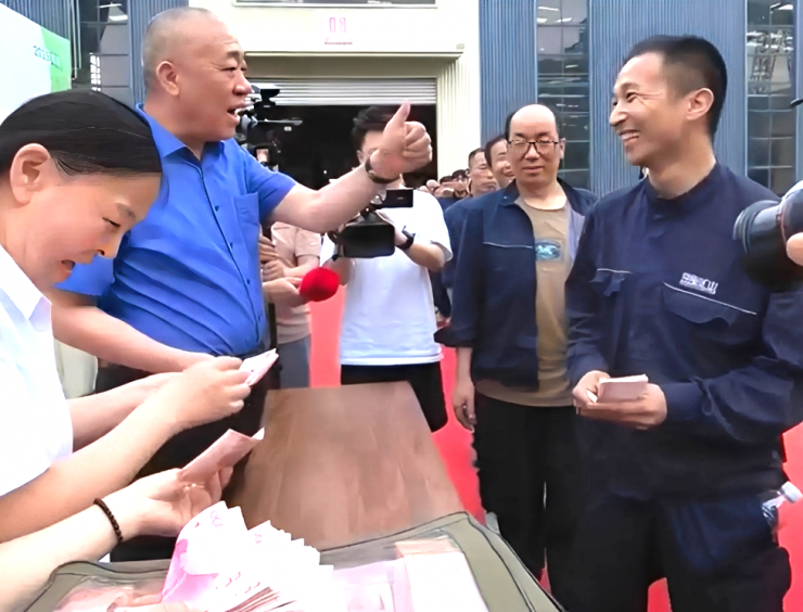 Doanh nghiệp điện tử tại Thâm Quyến chi tiền khuyến khích nhằm giữ chân lao động dịp Tết. Ảnh minh họa: Baidu