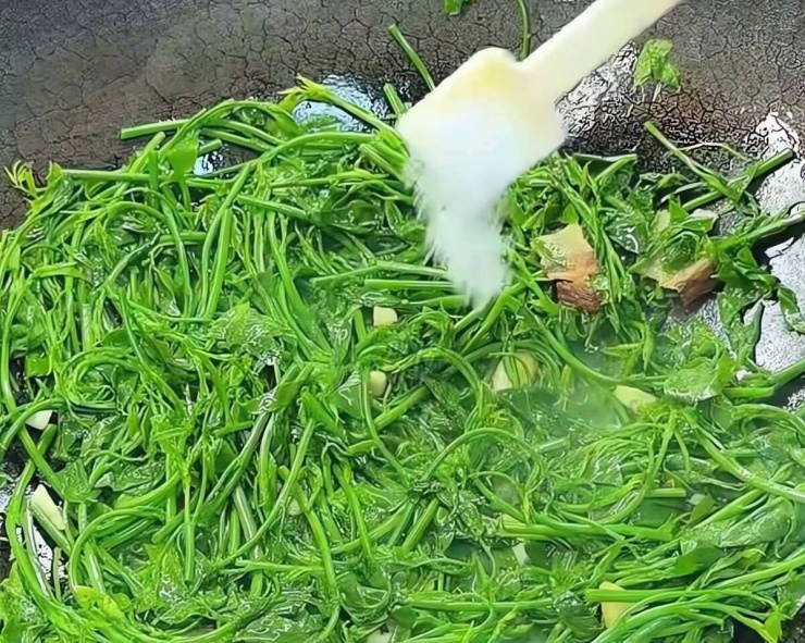 Loại rau dân dã, tươi ngon, giòn tan, ăn vào mùa đông giúp, giải độc gan, hỗ trợ giấc ngủ, bảo vệ mắt - 11