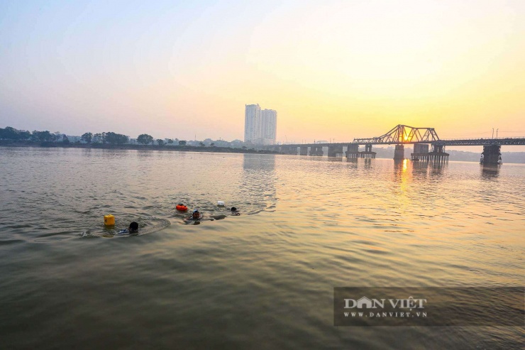 Hà Nội rét 8 độ C, người dân vẫn ngâm mình bơi lội trên sông Hồng suốt cả giờ - 1