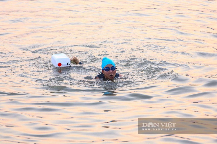 Hà Nội rét 8 độ C, người dân vẫn ngâm mình bơi lội trên sông Hồng suốt cả giờ - 4