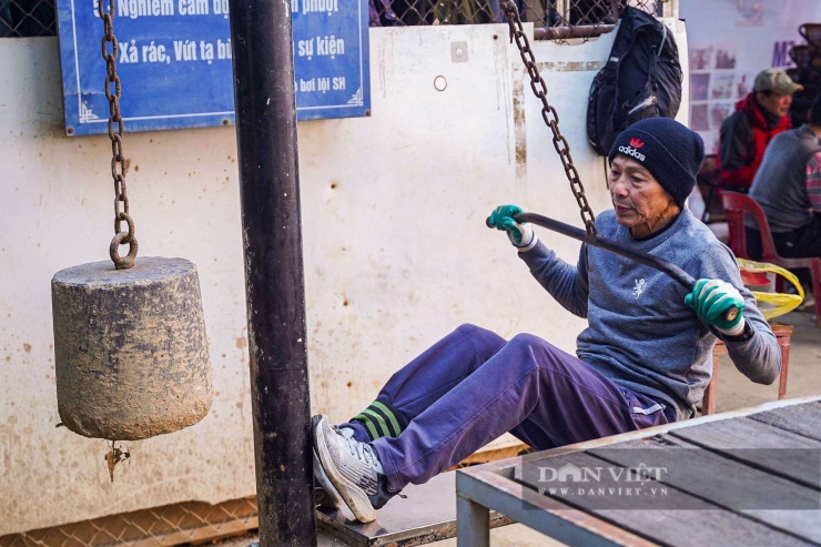 Hà Nội rét 8 độ C, người dân vẫn ngâm mình bơi lội trên sông Hồng suốt cả giờ - 6