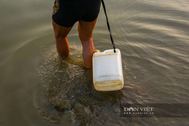 Hà Nội rét 8 độ C, người dân vẫn ngâm mình bơi lội trên sông Hồng suốt cả giờ - 9