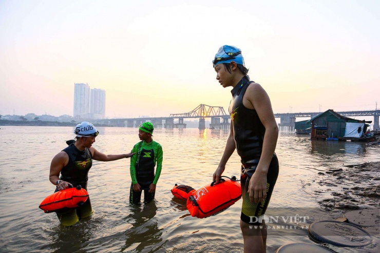 Hà Nội rét 8 độ C, người dân vẫn ngâm mình bơi lội trên sông Hồng suốt cả giờ - 11