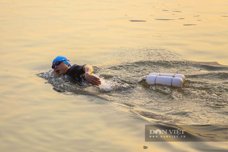 Hà Nội rét 8 độ C, người dân vẫn ngâm mình bơi lội trên sông Hồng suốt cả giờ - 10