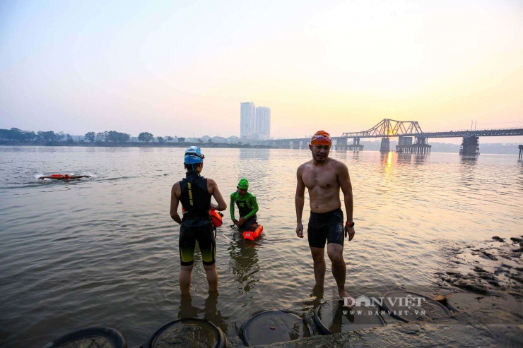 Hà Nội rét 8 độ C, người dân vẫn ngâm mình bơi lội trên sông Hồng suốt cả giờ - 12