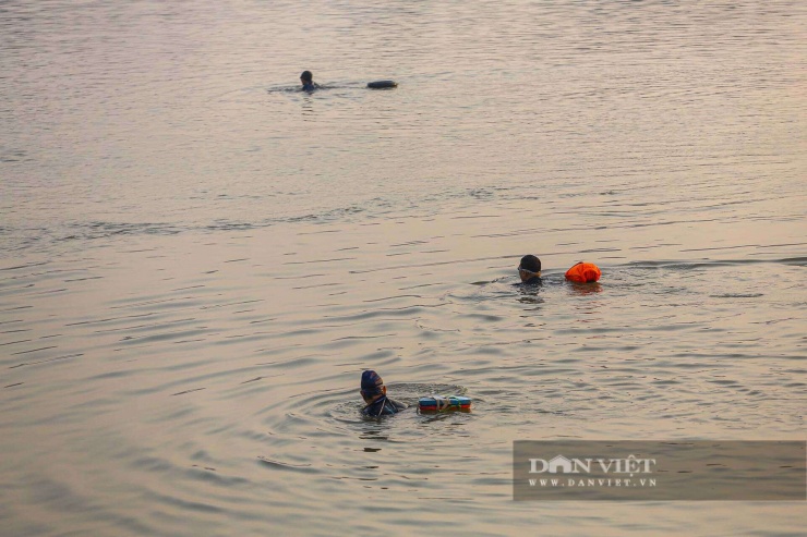 Hà Nội rét 8 độ C, người dân vẫn ngâm mình bơi lội trên sông Hồng suốt cả giờ - 13