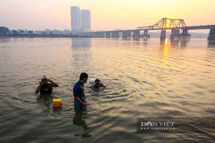 Hà Nội rét 8 độ C, người dân vẫn ngâm mình bơi lội trên sông Hồng suốt cả giờ - 14