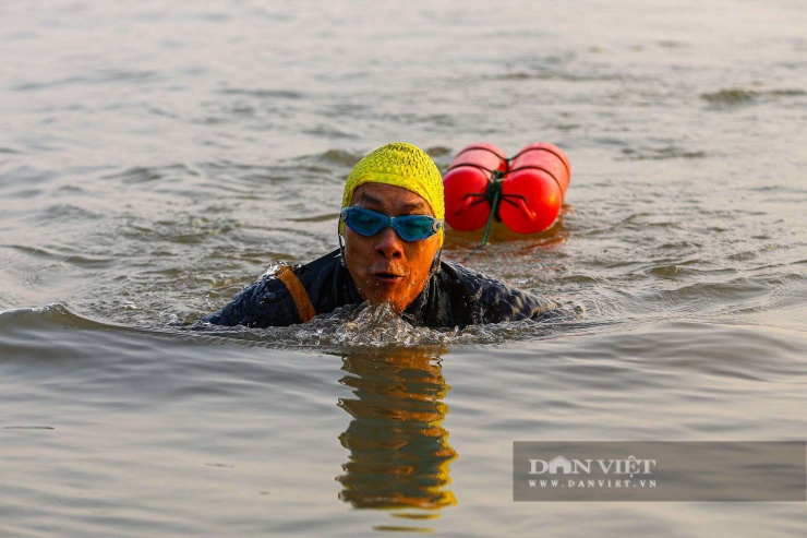 Hà Nội rét 8 độ C, người dân vẫn ngâm mình bơi lội trên sông Hồng suốt cả giờ - 17